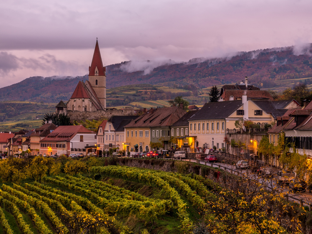Дома и церковь в городе, Австрия 