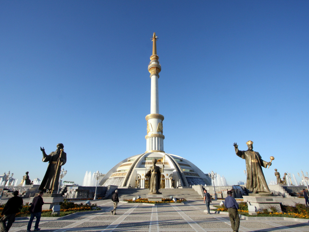 Монумент Независимости Туркменистана  город Ашхабад 