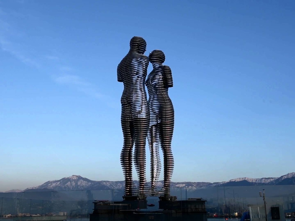 Движущиеся статуя Али и Нино набережная Батуми 