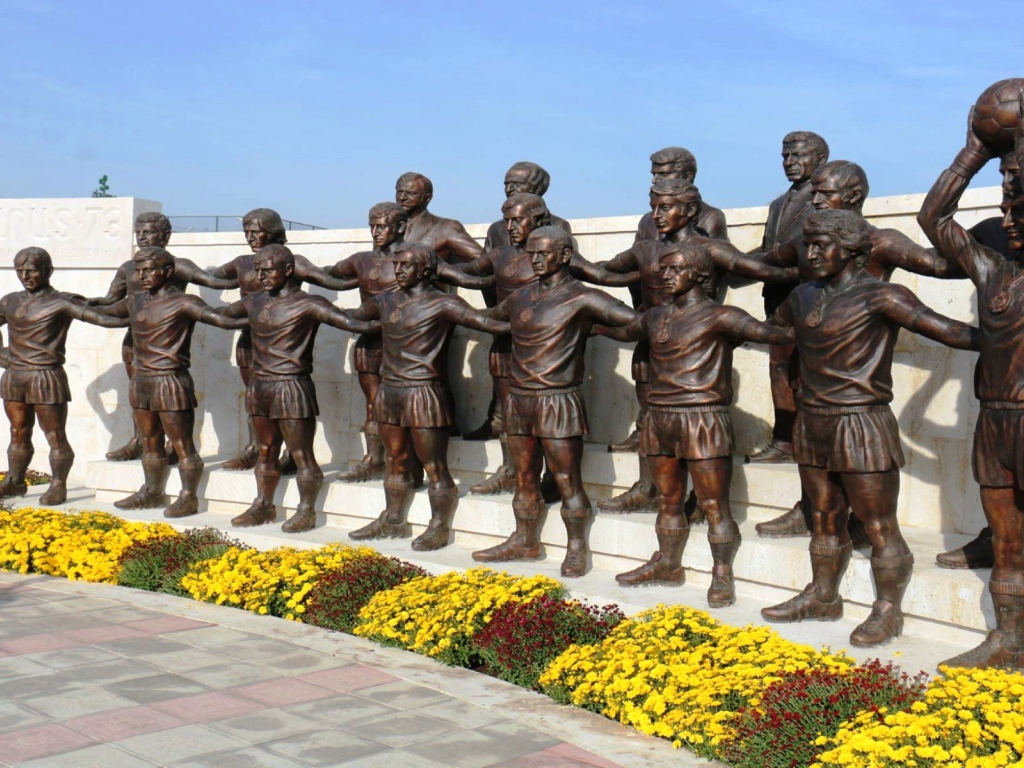 Памятник легендарному футбольному клубу «Арарат-73» в Ереване 