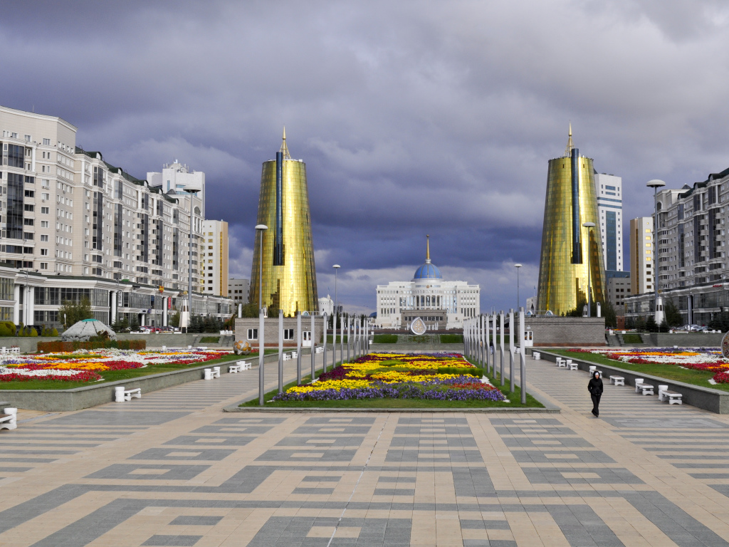 Вид на Водно-зелёный бульвар и две золотые башни город Астана 