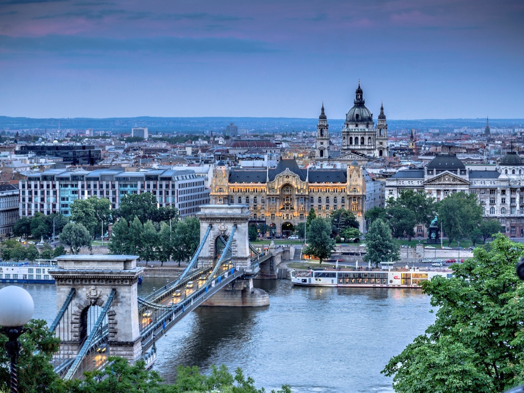 Вид на город Будапешт и на цепной мост, Венгрия 
