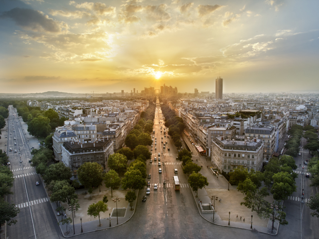 Вид на жилой квартал Дефанс в лучах солнца, Париж. Франция 