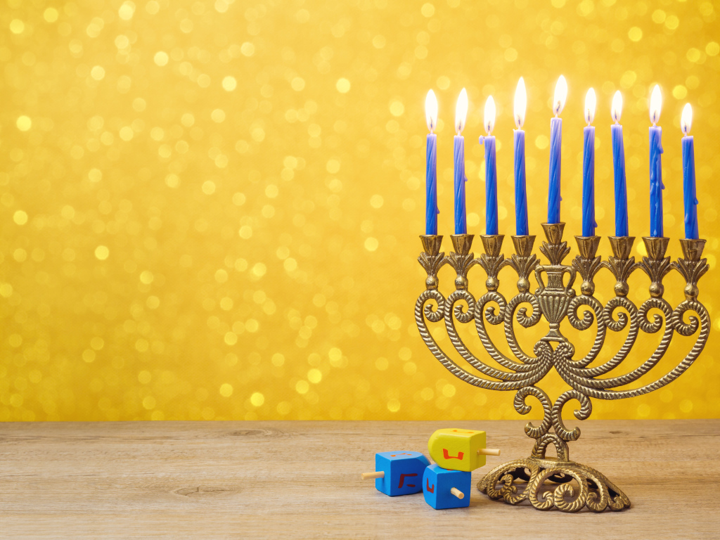 Красивый старинный подсвечник с голубыми свечами