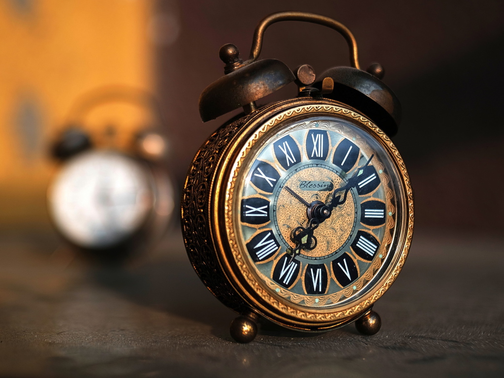 Красивый ретро будильник с черными стрелками