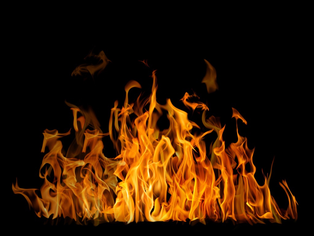 Красивый желтый огонь на черном фоне
