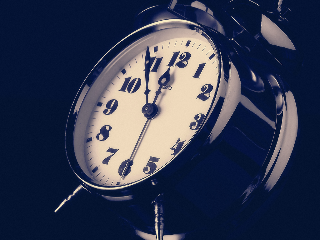 Черный металлический будильник 