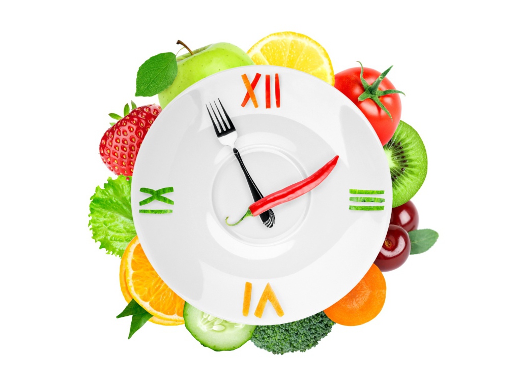 Креативные часы для вегетарианцев на белом фоне 