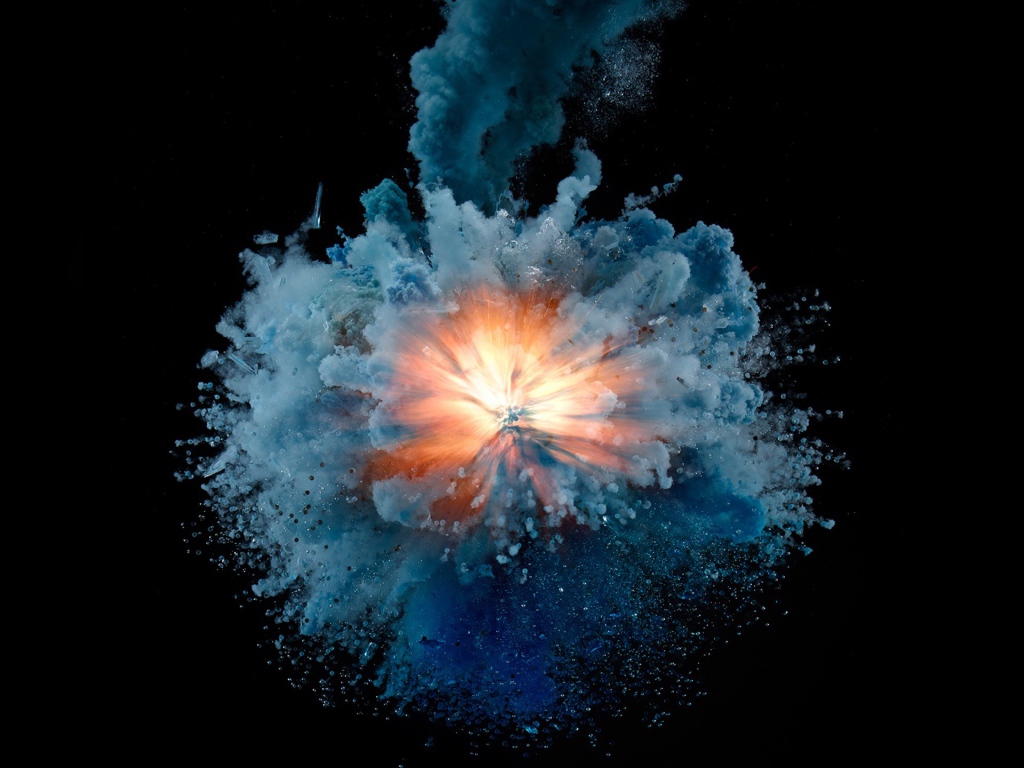 Взрыв с синим дымом на черном фоне 