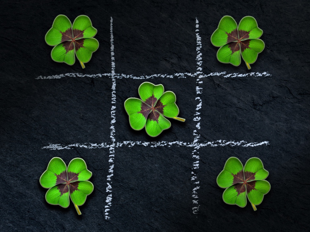 Игра крестики нолики с листьями клевера 