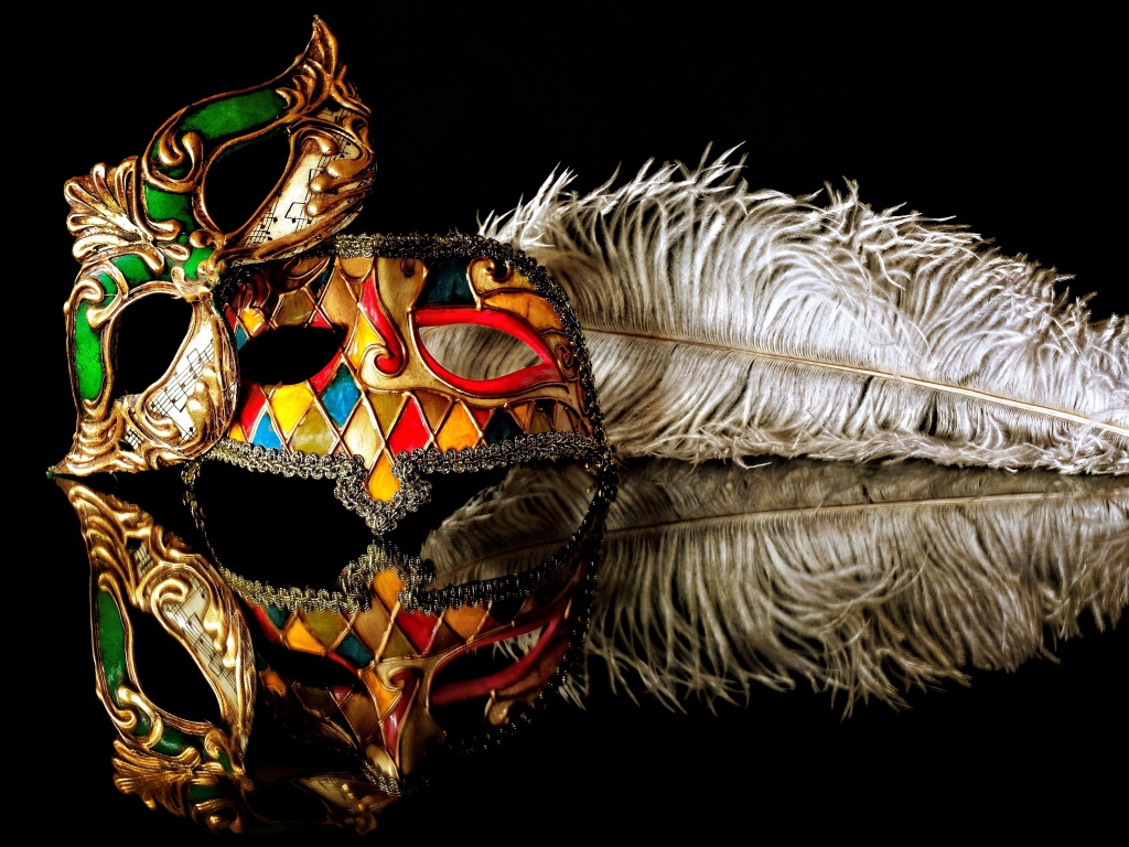 Две красивые маскарадные маски с пером на черном фоне