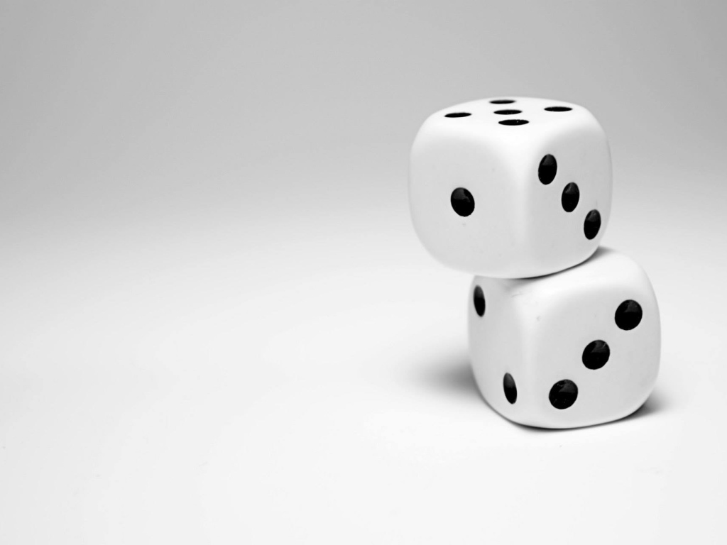 Две белые игральные кости 