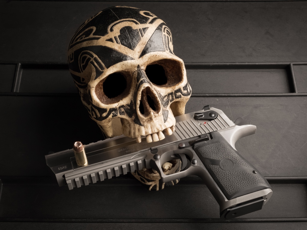 Разрисованный череп с пистолетом в зубах