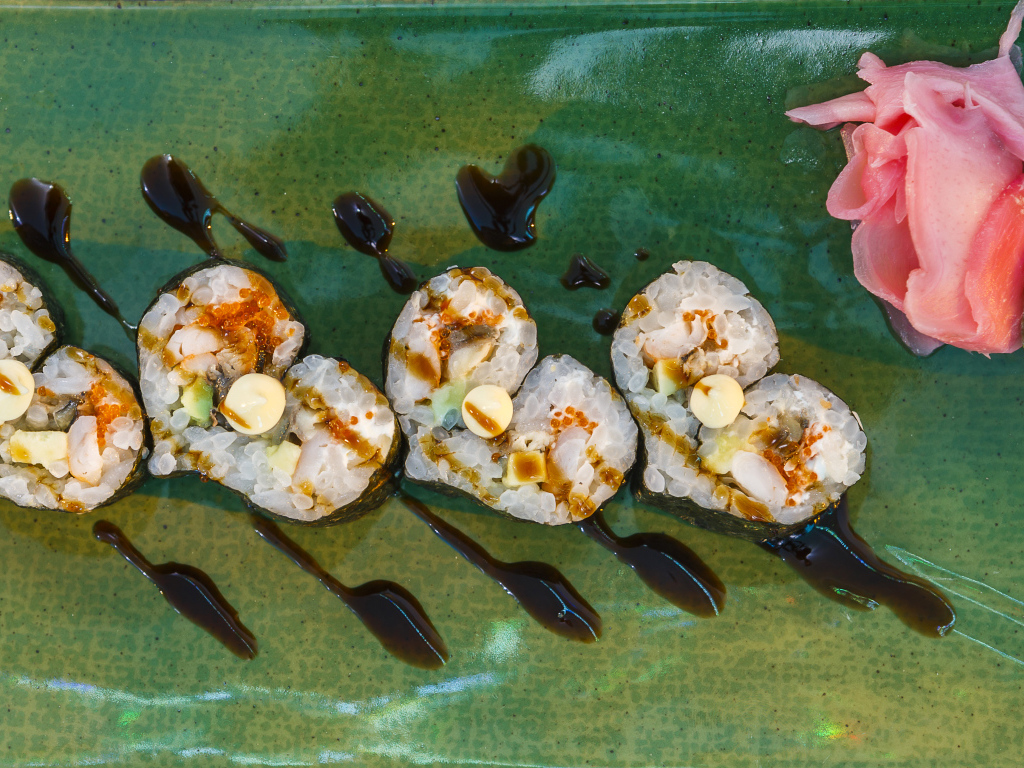 Аппетитные японские суши в форме сердца 