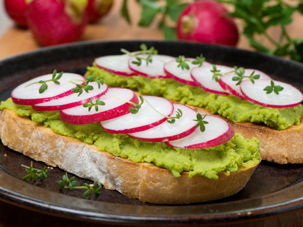 Аппетитный бутерброд с редисом