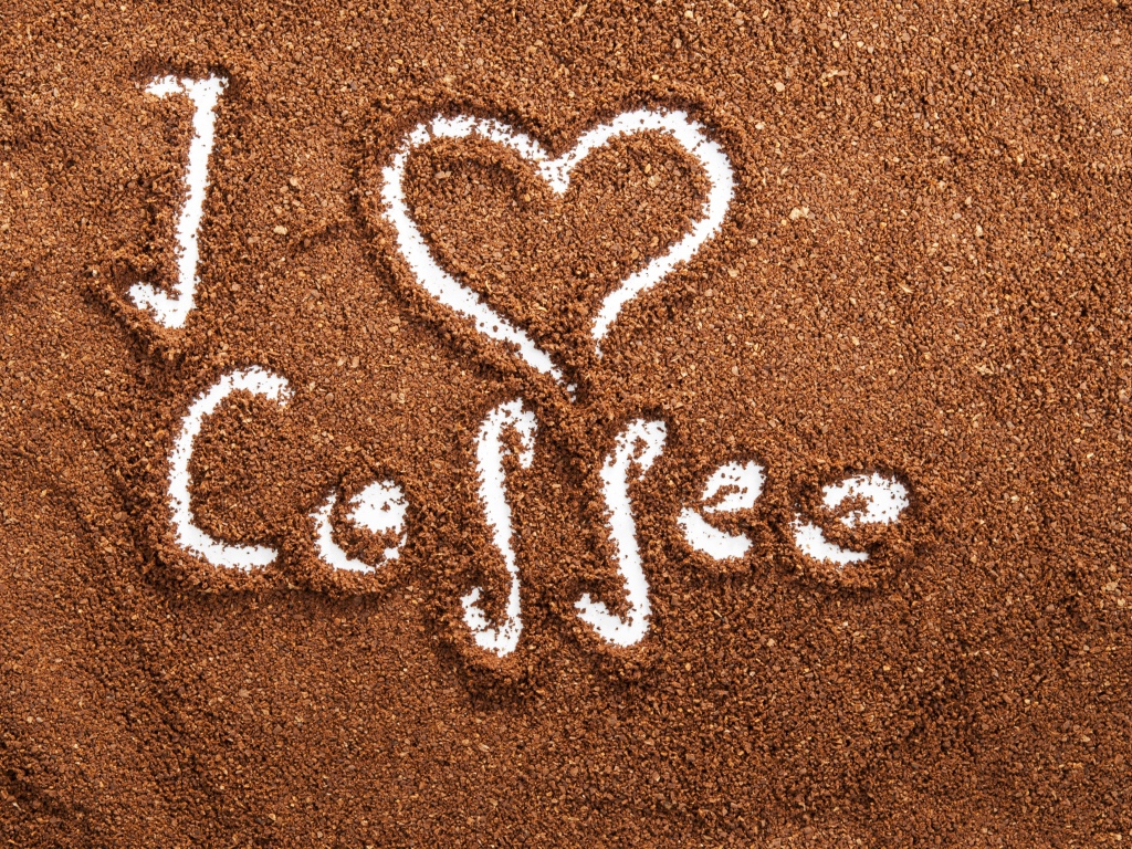 Черный молотый кофе с надписью Я люблю кофе