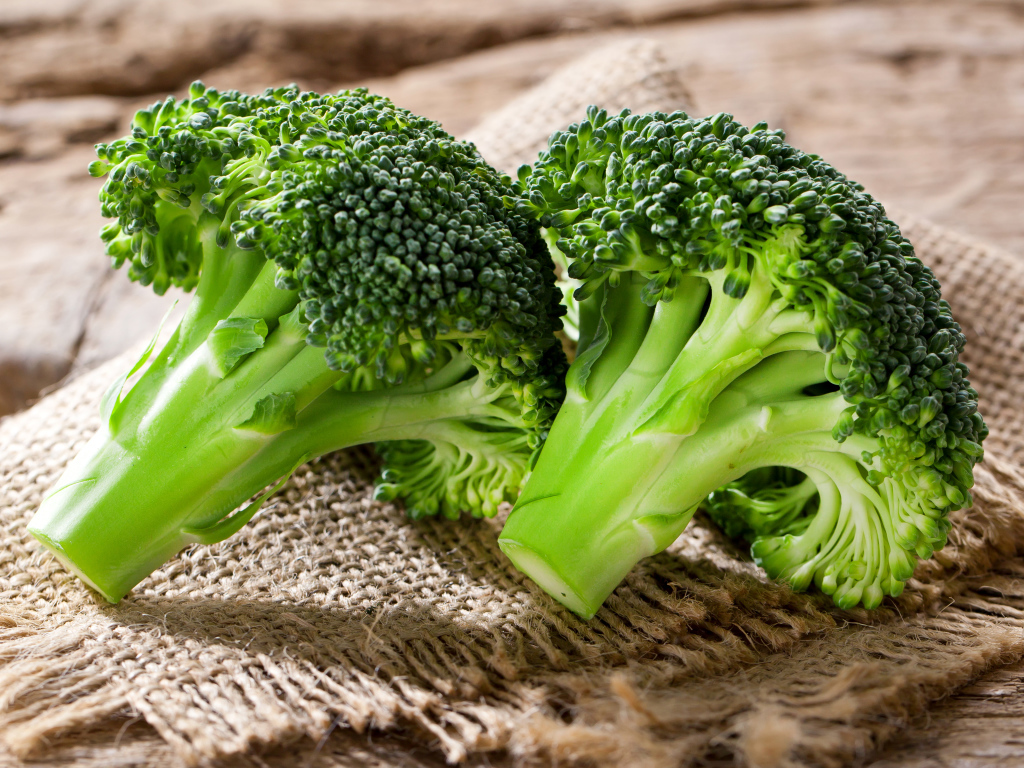 Брокколи на столе крупным планом