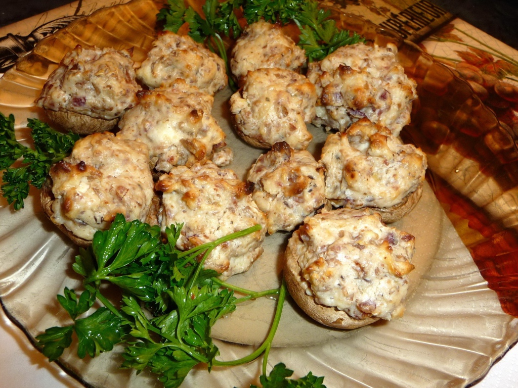 Шампиньоны фаршированные мясом с зеленью петрушки