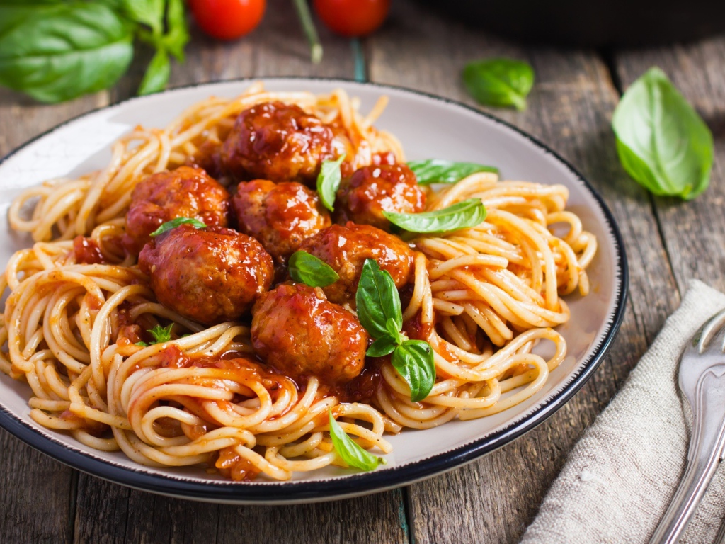 Вкусные спагетти с фрикадельками на блюде 