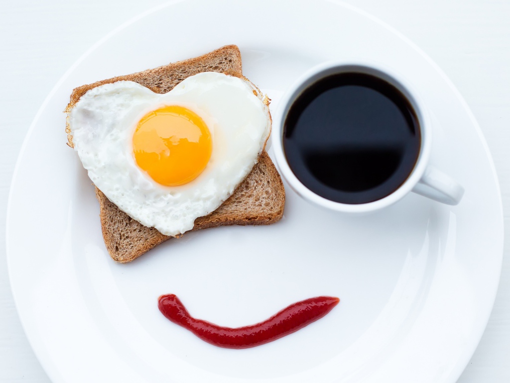 Лицо на тарелке из яичницы чашки кофе и соуса