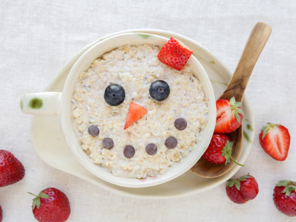 Забавный завтрак из каши с ягодами 