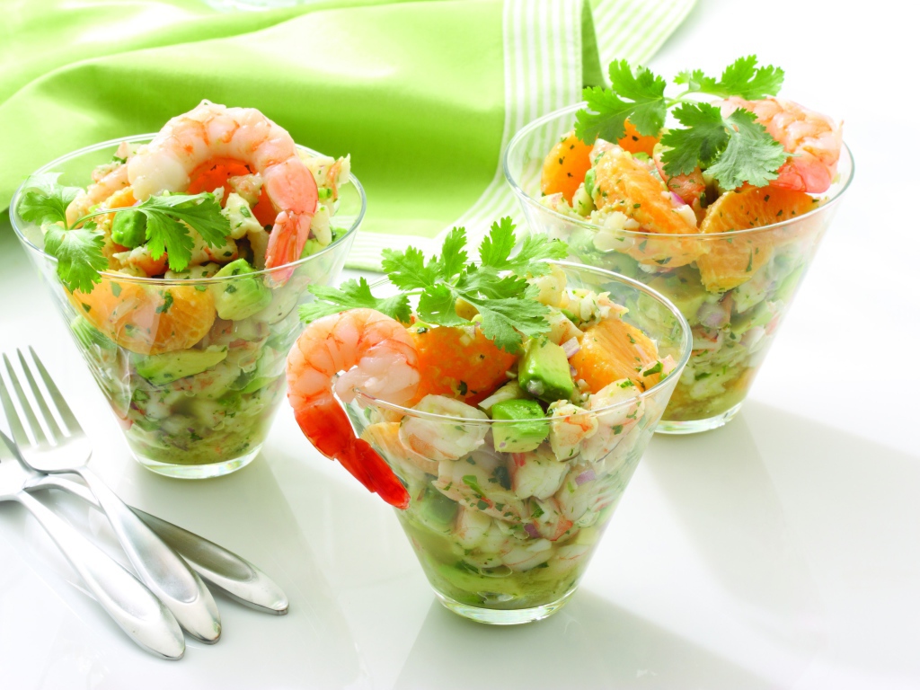 Салат с креветками, мандаринами, авокадо, луком и зеленью