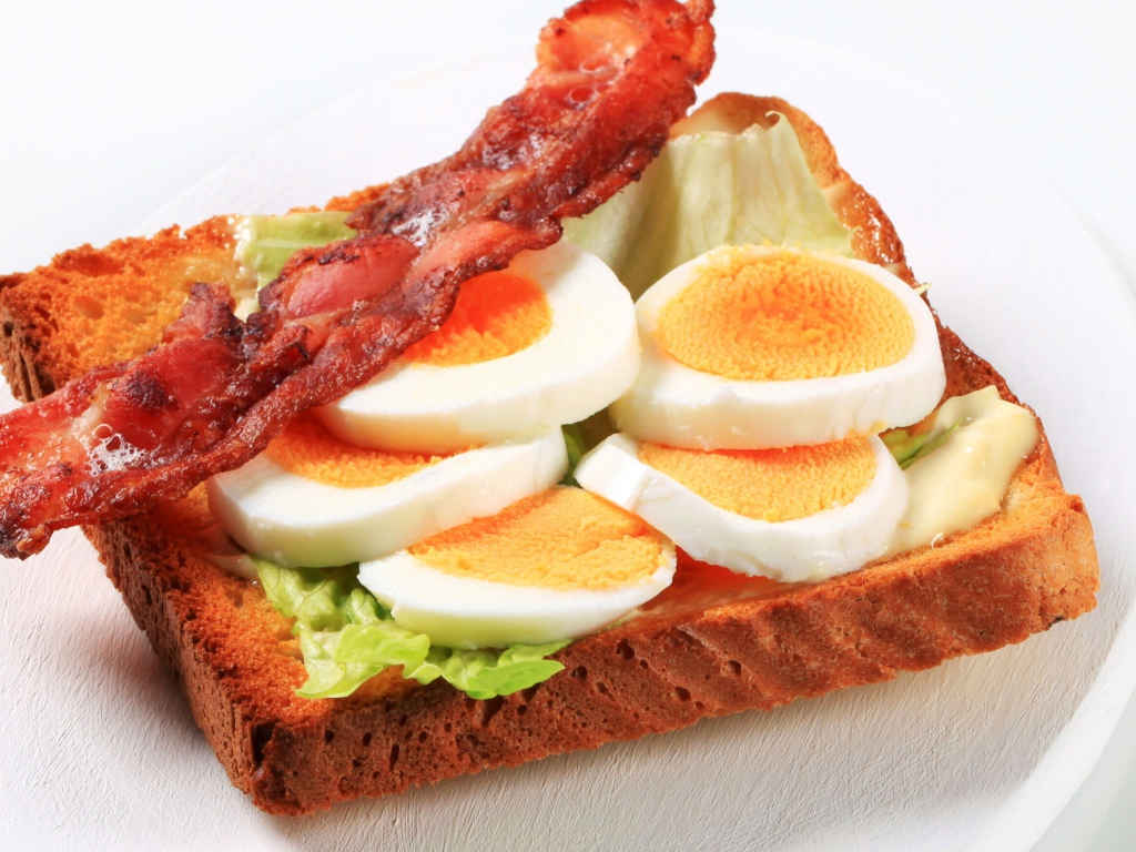 Бутерброд  с жареным беконом и вареными яйцами