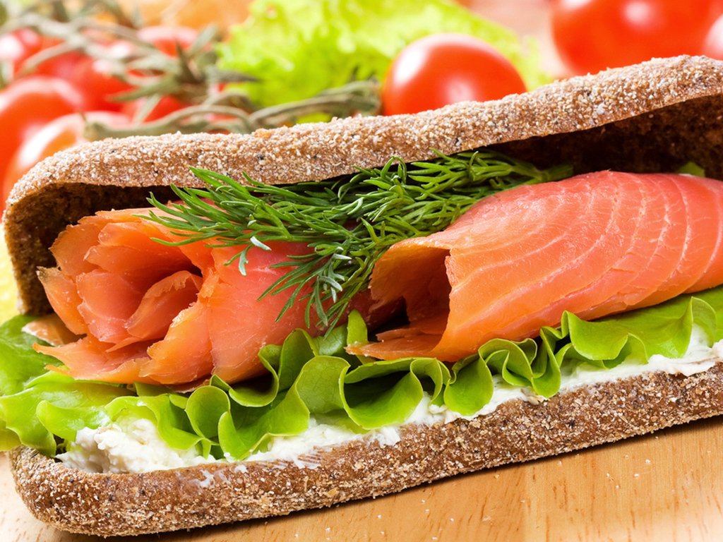 Сэндвич с зеленью и красной рыбой 