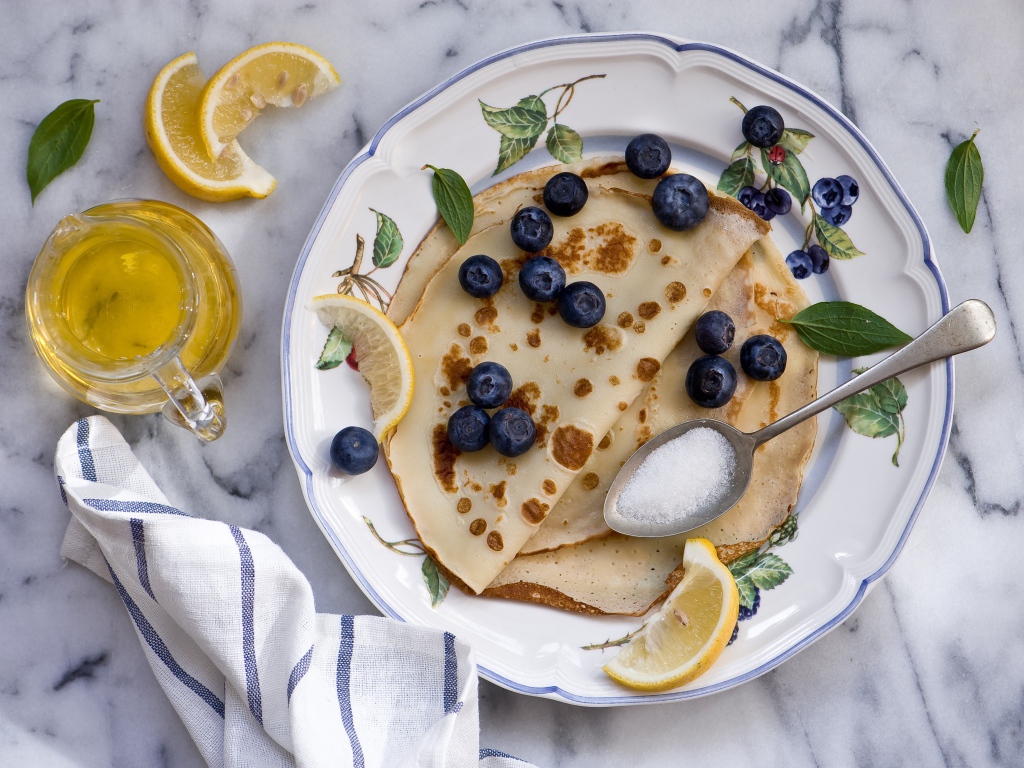 Тонкие блинчики с черникой, лимоном и медом