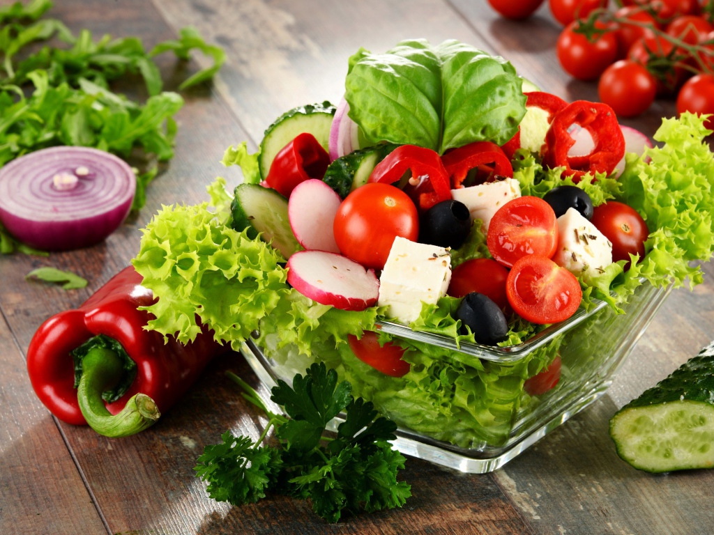 Овощной салат с сыром в стеклянной посуде 