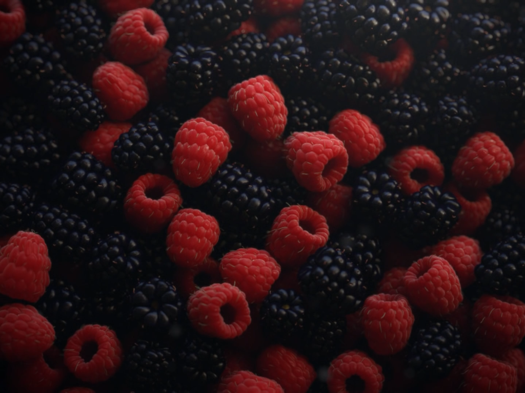 Аппетитная свежая малина и ежевика 