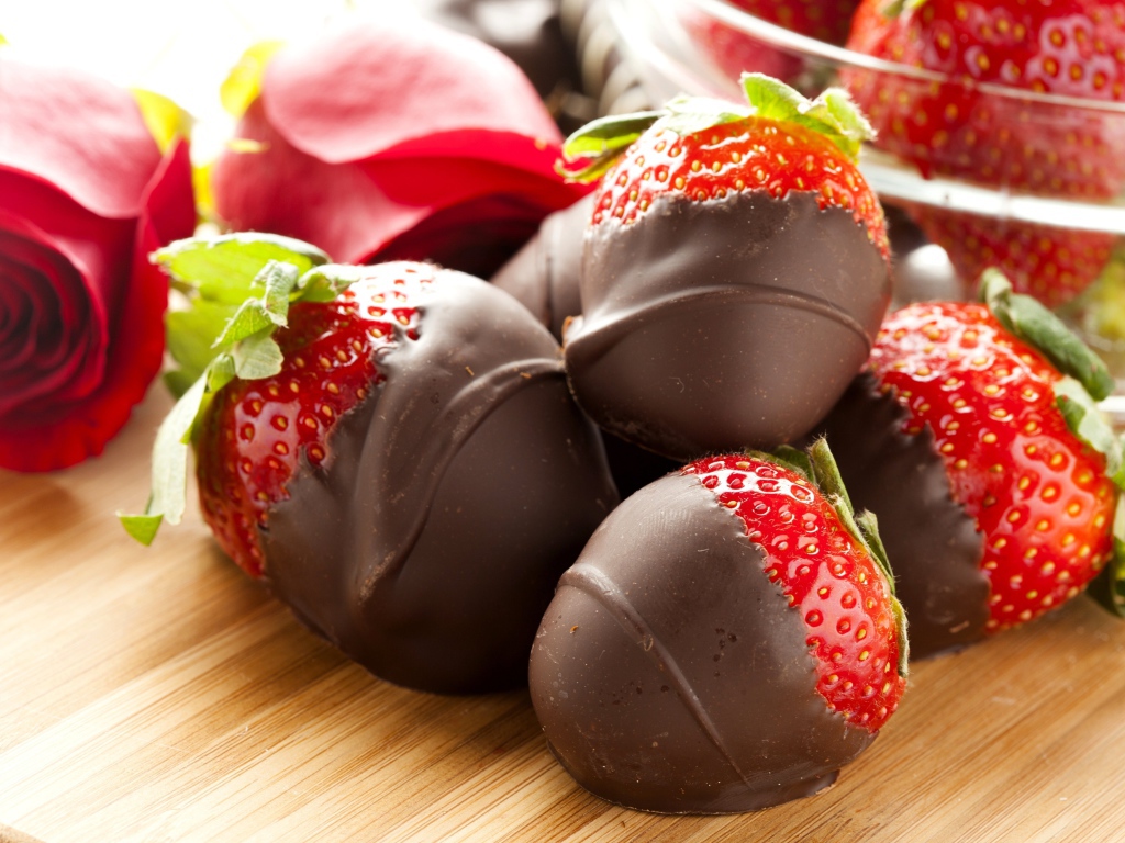 Аппетитная спелая клубника в шоколаде 