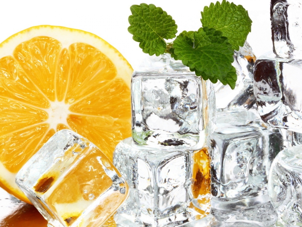 Апельсин с кубиками льда и листьями мяты