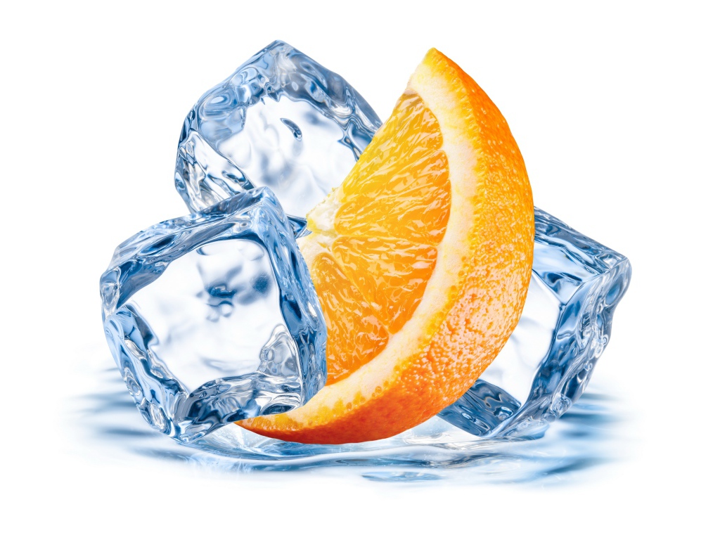 Кусочек апельсина со льдом на белом фоне