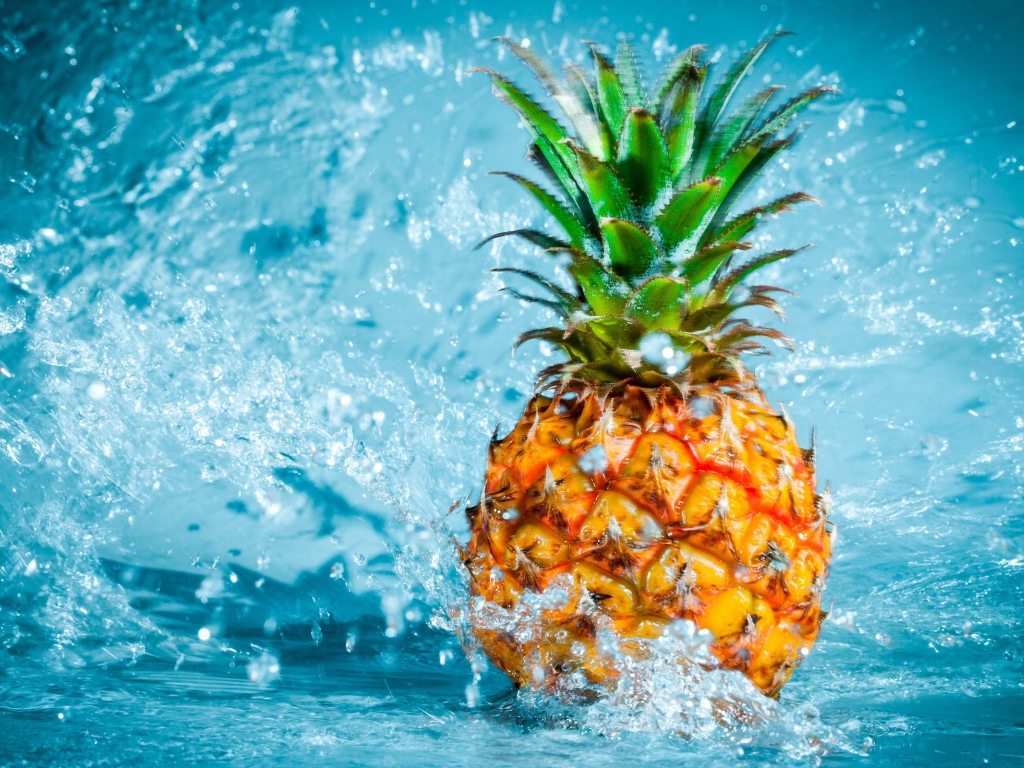 Ананас в воде на голубом фоне 
