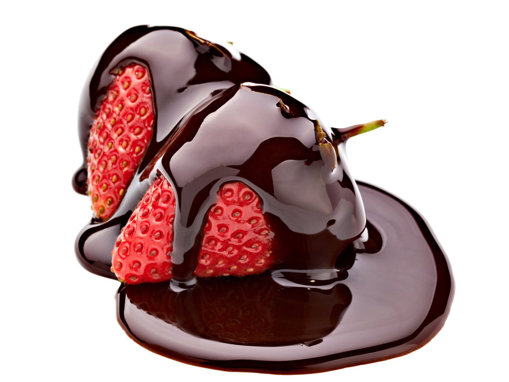 Клубника в черном шоколаде на белом фоне