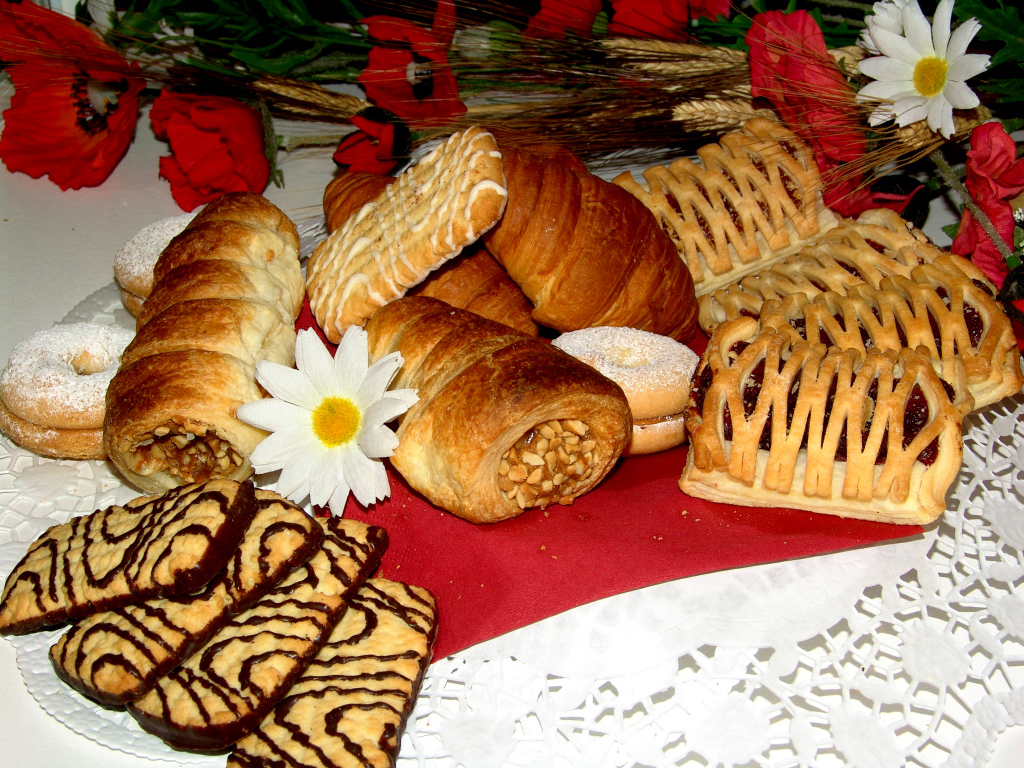 Свежая аппетитная выпечка на столе