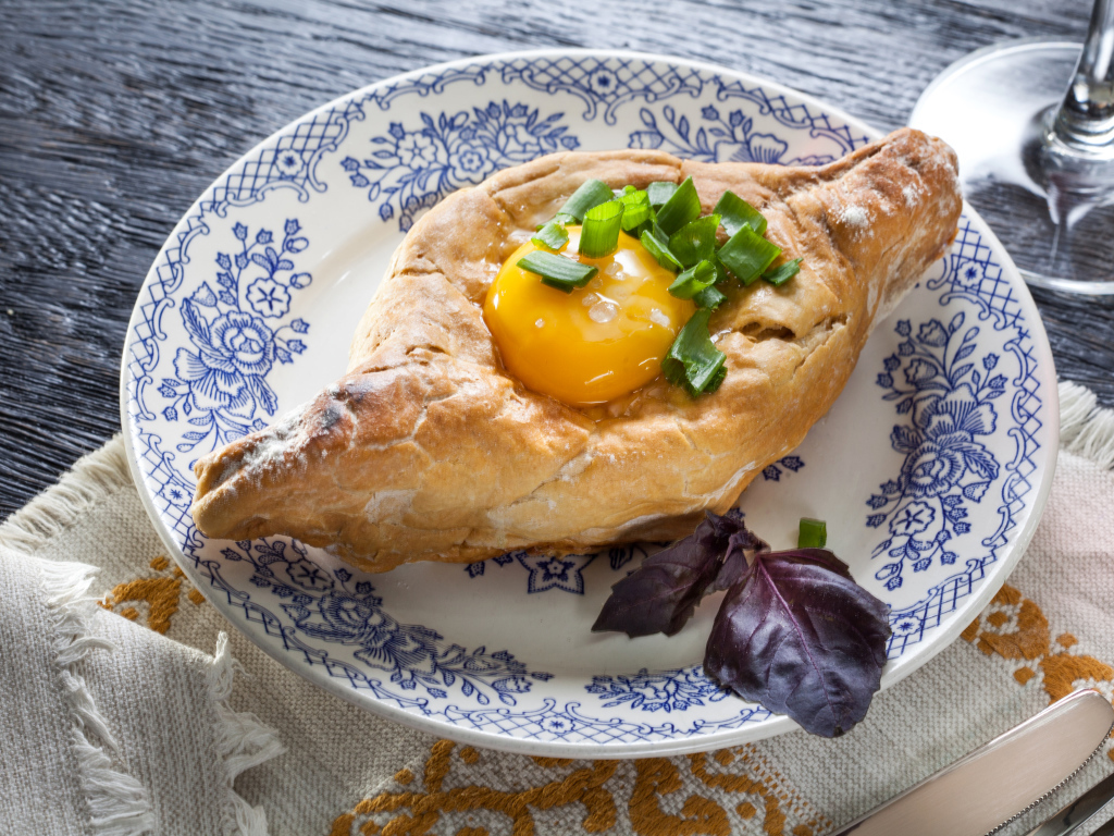 Свежевыпеченный хачапури с яичным желтком 