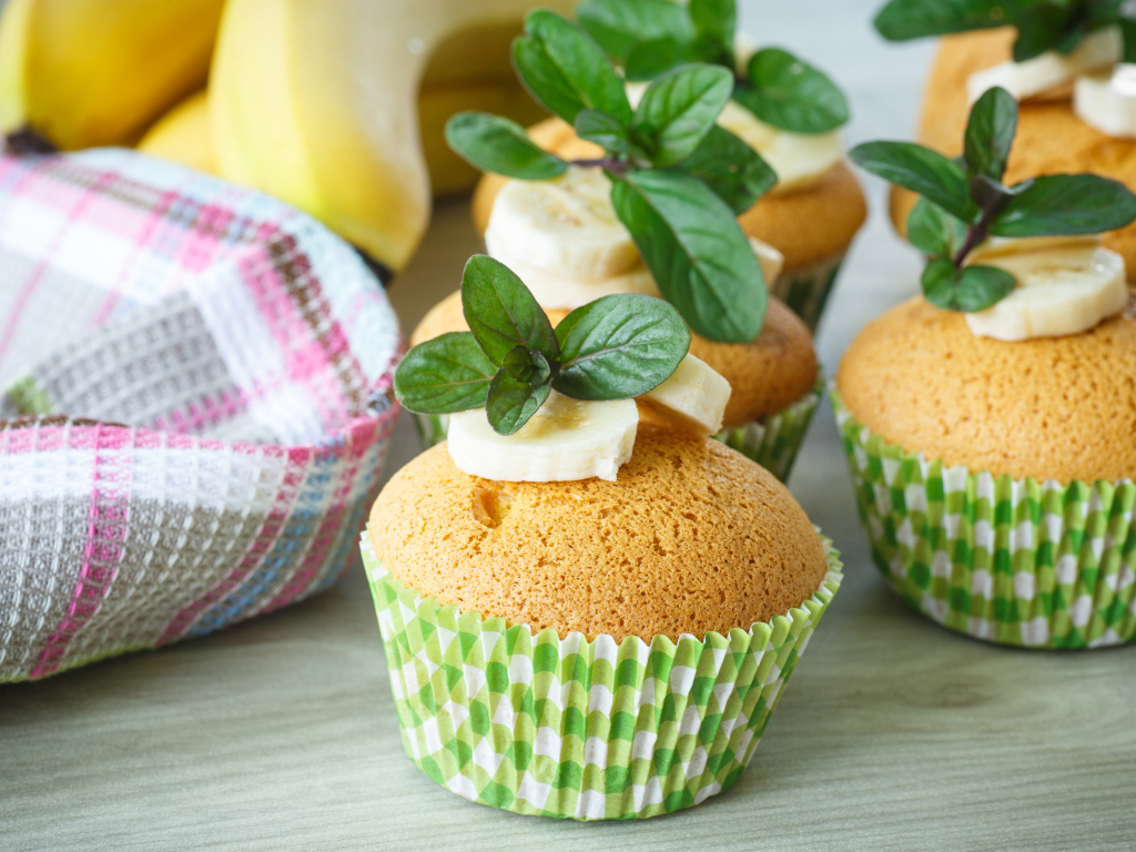 Маффины с бананами и листьями мяты