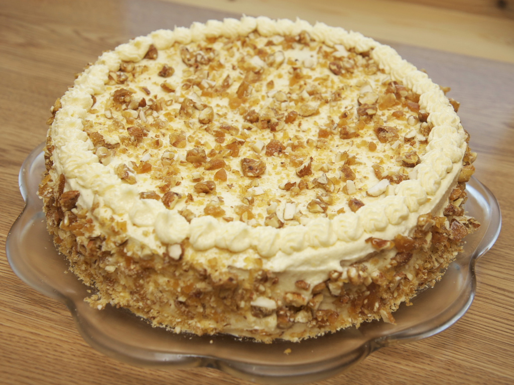 Большой торт с орехами на стеклянном блюде  