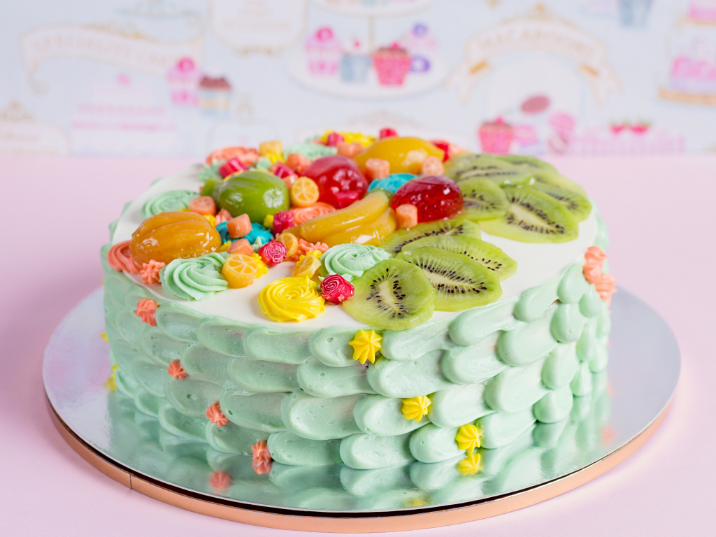 Аппетитный красивый торт с фруктами и конфетами