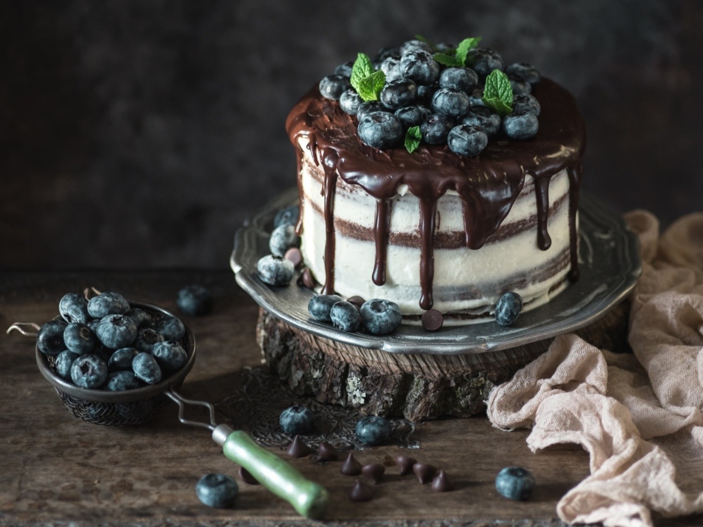 Аппетитный торт с черникой и шоколадом 