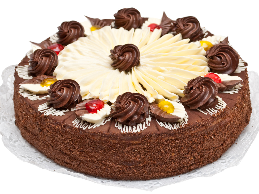 Аппетитный торт с шоколадным кремом на белом фоне