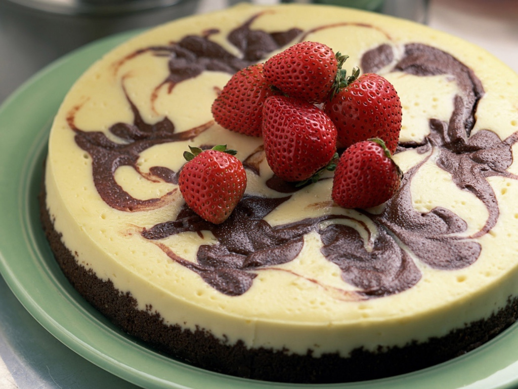 Аппетитный торт со свежими ягодами клубники