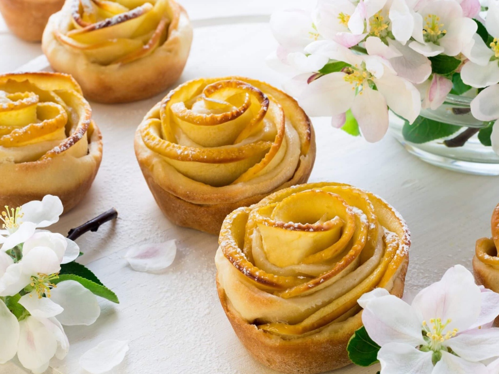 Аппетитные пирожные розочки с яблоками