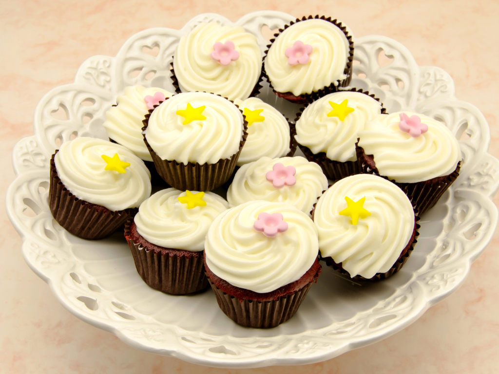 Аппетитные шоколадные капкейки с ванильным кремом