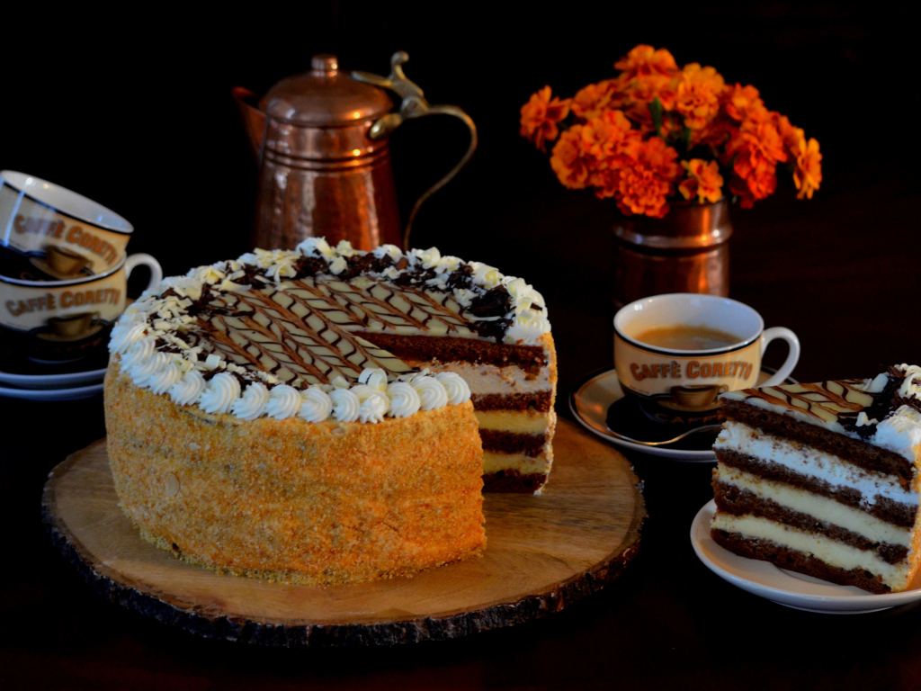 Красивый праздничный торт на столе с цветами