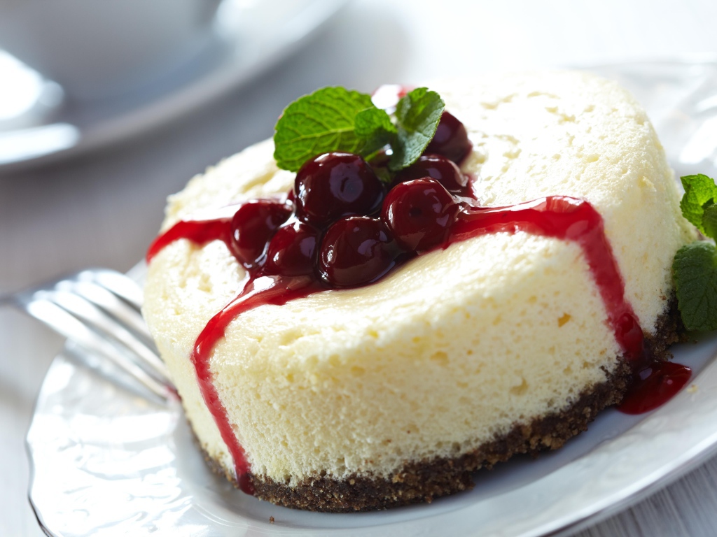 Чизкейк с вишневым вареньем и листьями мяты
