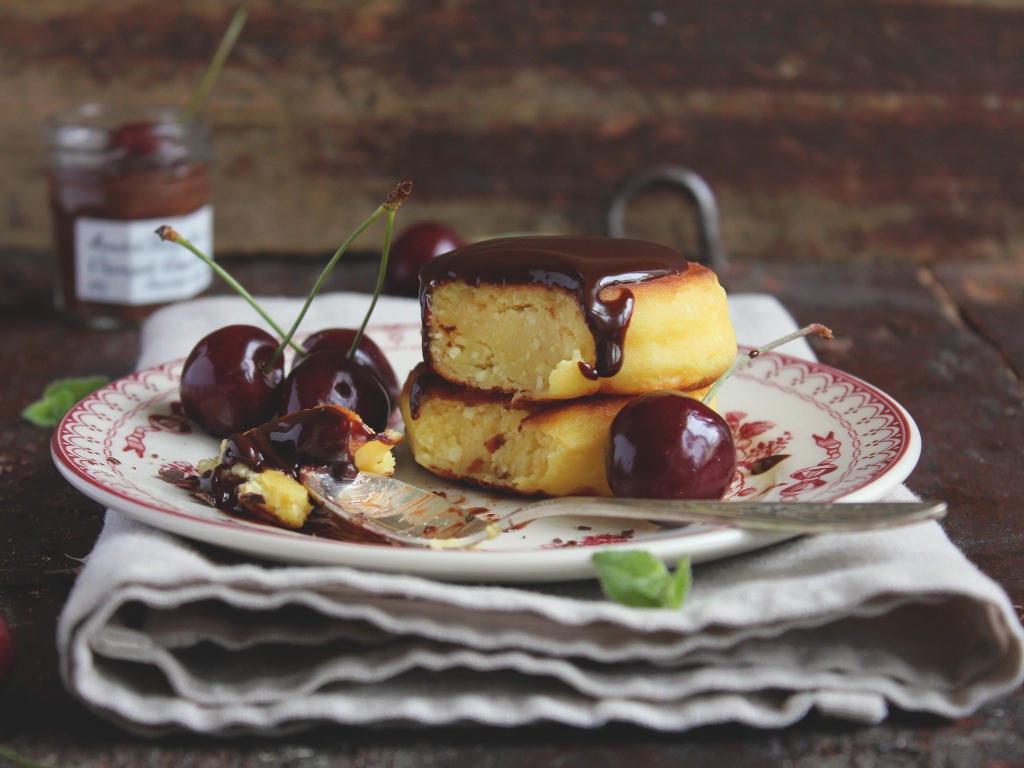 Сырники с шоколадом и вишнями