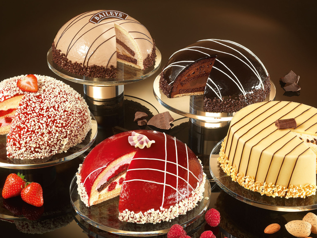 Вкусные разные торты на столе